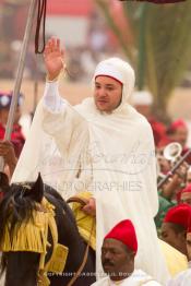 Image du Maroc Professionnelle de  Le Roi Mohammed VI assis sur un cheval quitte la mosquée Moulay Abdelaziz après avoir effectué la prière du vendredi 2 novembre 2001 à Laayoune.
Le Roi du Maroc entame une nouvelle visite historique dans les provinces du sud du Maroc comprenant Dakhla et Laayoune. (Photo / Abdeljalil Bounhar)